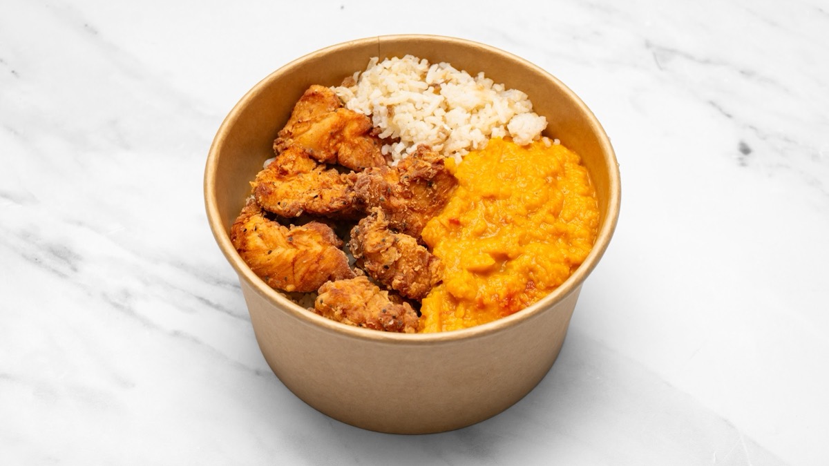 Rice bowl with crispy fried chicken and butter masala sauce